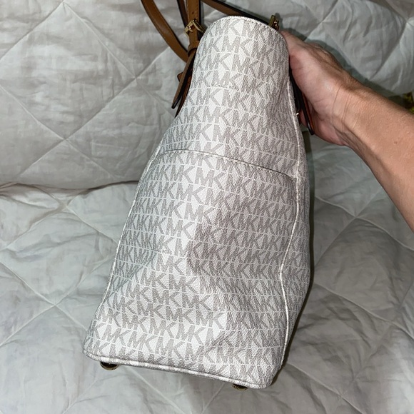 Like new Micheal Kors jet set travel tote logo bag - Picture 6 of 16